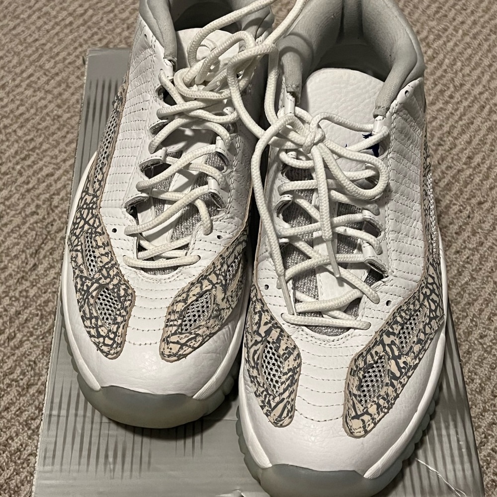 Nike Air Jordan 11 Retro Low 9.5